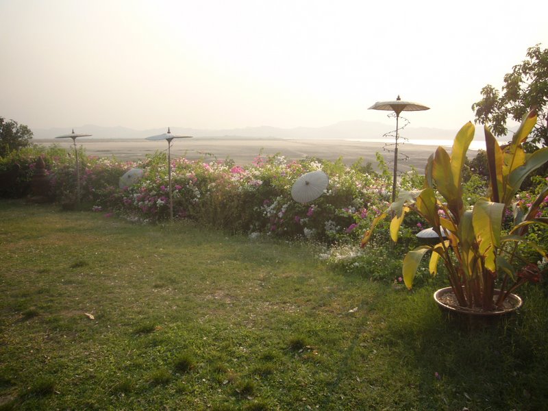 Tal-films. The hotel overlooked the Ayerawaddy river.